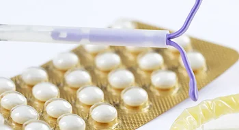 Dispositif intra-utérin (stérilet) accompagné de pilules contraceptives et d'un préservatif, représentant les différents moyens de contraception.