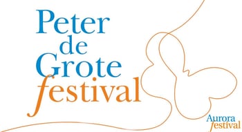 Le logo officiel du Festival Aurora, combinant le nom avec un dessin de papillon orange.