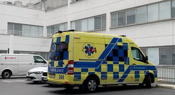 Ambulance à Genève devant un hôpital, liée à Michael Schumacher soigné à Paris pour un traitement secret.