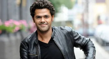 Portrait souriant de Jamel Debbouze en veste de cuir.