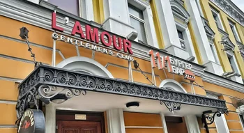 Vue extérieure de la façade du bâtiment abritant le Bar à burgers "11/1" et le club L'Amour Gentlemen’s Club.