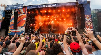 Une marée humaine en communion devant la scène principale du festival Musilac 2024.