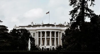 Façade de la Maison-Blanche entourée de végétation, illustrant le développement responsable des actifs numériques.