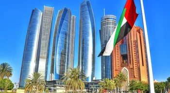 علم الإمارات العربية المتحدة يرفرف أمام أفق أبوظبي