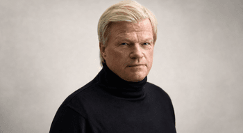 Oliver Kahn mit blondem Haar und schwarzem Rollkragenpullover in einem Studioporträt