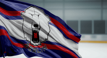 Der Eishockeyverein Eisbären Berlin auf dem Eis seiner Heimspielstätte