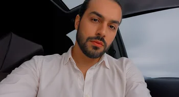 صورة شخصية للمغني حاميم، واسمه الحقيقي حميد رضا حامي صالحي، وهي جزء من السيرة الذاتية لحاميم.