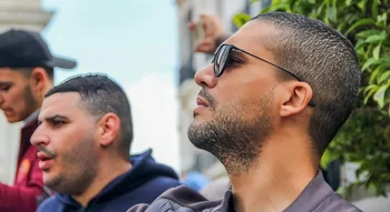 Libérer Khaled Drareni, par fidélité aux idéaux de l’indépendance algérienne – jeunes manifestants concentrés lors d’un rassemblement.