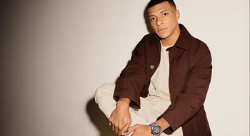 Séance photo élégante de Kylian Mbappé.