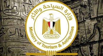 علامة وزارة السياحة والآثار المصرية التي تتوسطها صورة نسر صلاح الدين بألوان علم مصر، معروضة على خلفية لجدران حجرية أثرية مزينة بالكتابة الهيروغليفية.