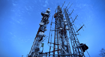 Tours d'antennes de télécommunication représentant l'infrastructure de la téléphonie mobile en Angola aujourd'hui.