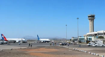مطار اليمن (Yemen Airport): طائرات ركاب تجارية وبرج مراقبة في مطار يمني