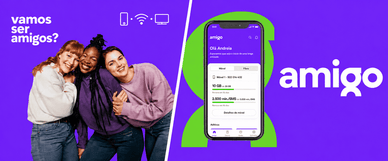 Três amigas sorridentes e ecrã da app Amigo