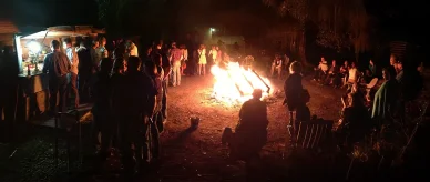 Ambiance nocturne autour du feu avec le public du Bradfordville Blues Club.