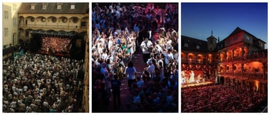 Drei Fotos vom Jazz Open Stuttgart im Arkadenhof des Alten Schlosses: Blick von oben auf ein Tageskonzert mit einer sternförmigen Lichtinstallation auf der Bühne, ein Musiker geht durch die Menge tanzender Zuschauer und ein Abendkonzert im Schlosshof in warmem orangefarbenem Licht