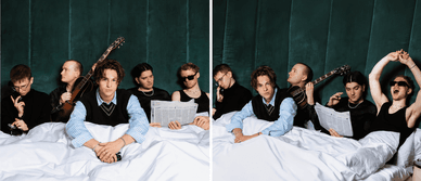 Die fünf Mitglieder von Giant Rooks posieren zusammen im Bett für ein Bandfoto