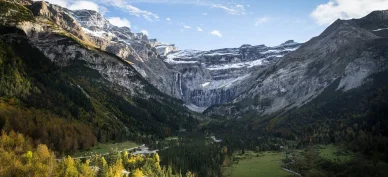 Cirque de Gavarnie, patrimoine naturel des Pyrénées. Vue large sur les montagnes et la vallée du Cirque de Gavarnie.