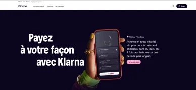 Page Klarna montrant une main tenant un téléphone, comparée à Skrill.