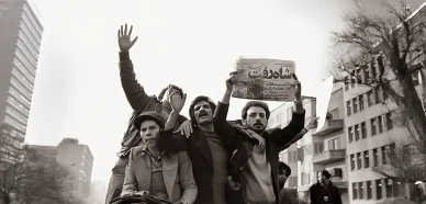 حشود من المتظاهرين في شوارع طهران خلال الثورة الإسلامية عام 1979