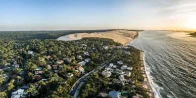 Vue aérienne du bassin d’Arcachon et de la dune du Pilat au crépuscule.