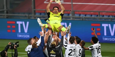 Buffon durante la partita dei Mondiali 2006 Gianluigi Buffon in campo