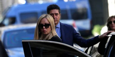 Georgia Meloni scorta dalla security