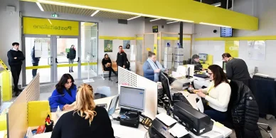 Ufficio postale poste italiane foto