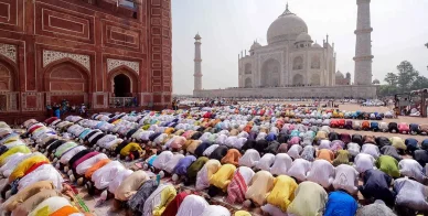 مجموعة كبيرة من الرجال يرتدون قبعات ملونة ويصلون في الهواء الطلق