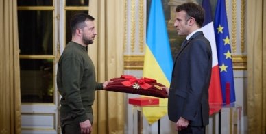 Макрон нагородив Зеленського