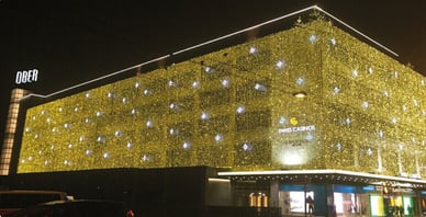 Swiss Casino Zurich bei Nacht mit festlich beleuchteter Fassade