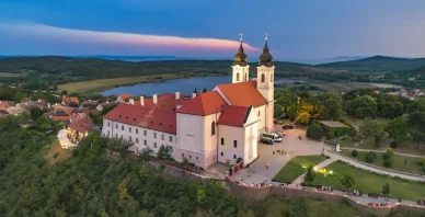 A Tihani Bencés apátság Tihanyi Bencés Apátság