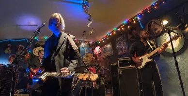 Groupe de blues en concert sur la petite scène du Bradfordville Blues Club.