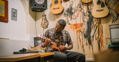 Guitarra acústica no universo de Dino D'Santiago Dino D'Santiago com guitarra acústica na música portuguesa