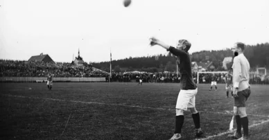 1926 – Ullevaal Stadion ferdigstilt og åpningskampen ble spilt 26. september med 12 000 til stede