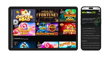 شاشتا جهاز لوحي وهاتف ذكي لمنصة WinWin BET باللغة العربية؛ يبرز اللوحي شبكة من ألعاب السلوتس المتنوعة، بينما يعرض الهاتف الذكي تفاصيل مكافأة ترحيبية للمراهنات الرياضية تصل إلى 430 ريال سعودي