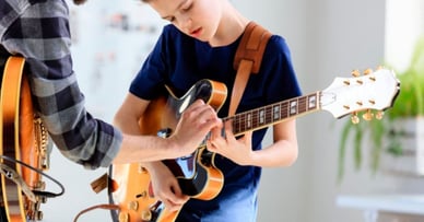 Como escolher guitarra acústica infantil Escolha de guitarra acústica adequada para crianças