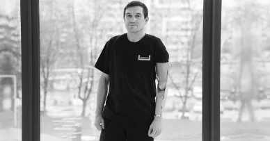 Олександр Морський в центрі Unbroken