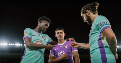 لاعبو نادي العين بالزي البنفسجي الأساسي