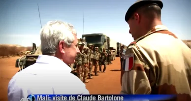 Claude Bartolone en visite au Mali avec les forces françaises.