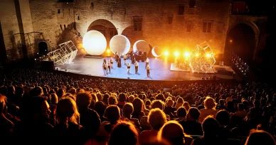 Représentation du Festival d’Avignon devant un large public en soirée.