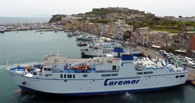 Il traghetto Napoli-Procida traghetti per Procida