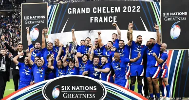 Antoine Dupont célébrant le Grand Chelem 2022 avec ses coéquipiers.