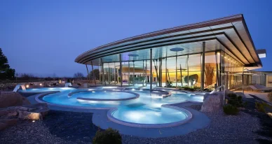 Piscine luxueuse près du Casino Barrière Ribeauvillé avec des eaux éclairées.