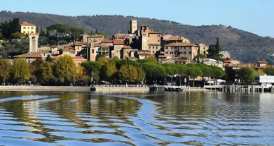 Il paesino di Passignano sul Trasimeno Passignano sul Trasimeno