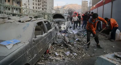 آثار الدمار في أحد أحياء طهران بعد الضربات الجوية في مارس 2026