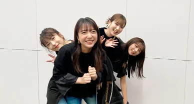 交友関係 浜辺美波、上白石萌音、上白石萌歌、福本莉子がバックステージで笑顔を見せる集合写真