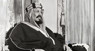 صورة تاريخية بالأبيض والأسود للملك عبدالعزيز آل سعود مؤسس السعودية.