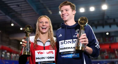 Léon Marchand soulève un trophée aux World Aquatics Championships.