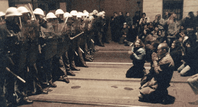 Демонстранти, Прага, 19 листопада 1989 року