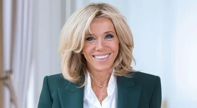 Brigitte Macron portrait officiel souriante.